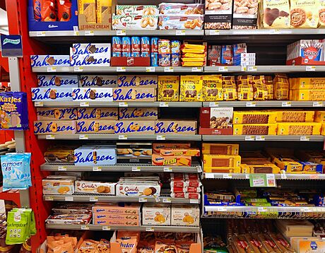 Oddlení sladkostí v etzci supermarket Spar v Rakousku (22. srpna 2022)