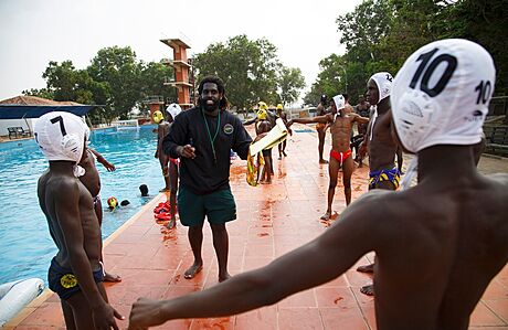 Prince Asante Sefa-Boakye pi tréninku vodního póla v Ghan.