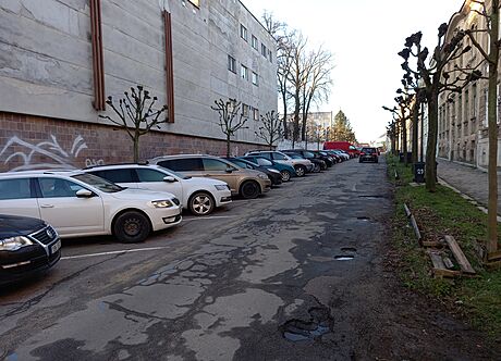 I této Mahlerovy ulice se dotknou zmny. Vedení msta chce novým parkovacím...