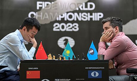 ían Ting Li-en (vlevo) a Rus Jan Npomaij v 8. partii zápasu o achový...