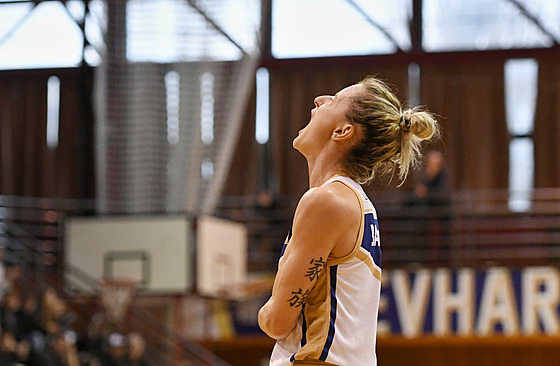 Chomutovská basketbalistka Kateina Bartoová a její emoce.