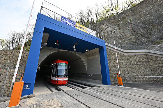 Slavnostní otevení tramvajového tunelu v aboveské ulici v Brn, 28. dubna...