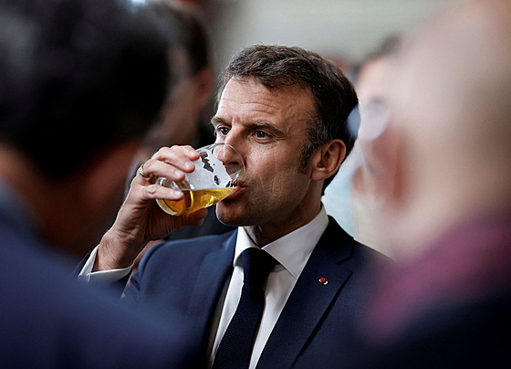 Emmanuel Macron ve městě Muttersholtz na východě Francie (20. dubna 2023)