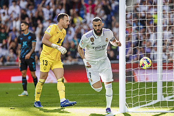 Útoník Realu Madrid Karim Benzema stílí gól v zápase s Almeríí.