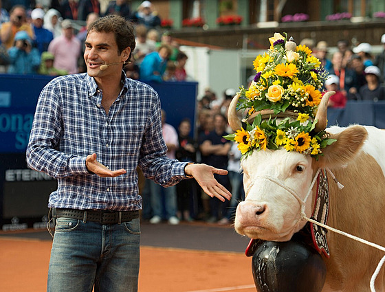 Roger Federer s netradiní pozorností od organizátor na turnaji ve výcarském...