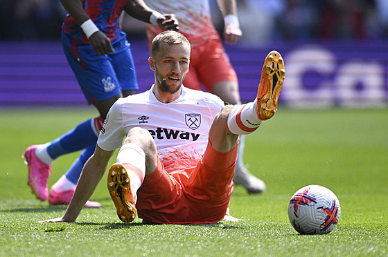 Záloník Tomá Souek z West Hamu bhem utkání s Crystal Palace.