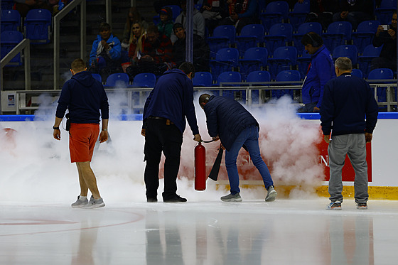 Likvidace díry v ledu, která peruila zápas mezi eskem a Rakouskem.