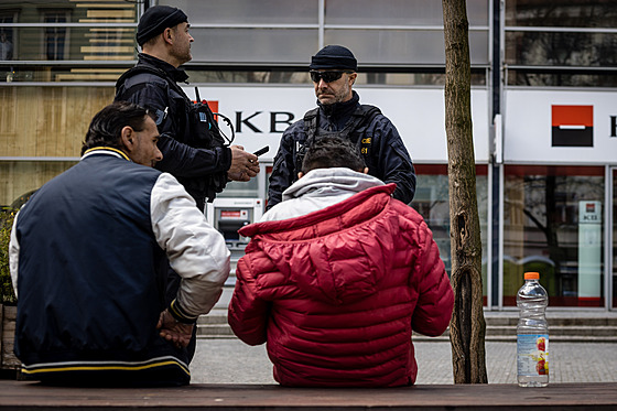 Policie i strá�níci posílili hlídky v lokalit� v okolí stanice metra And�l v...