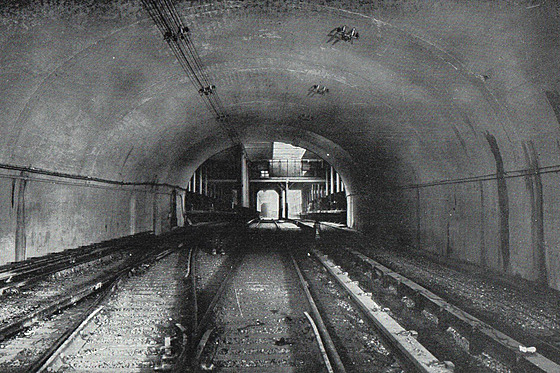 Ústí tunelu metra u stanice Columbia University na 116. ulici v New Yorku....