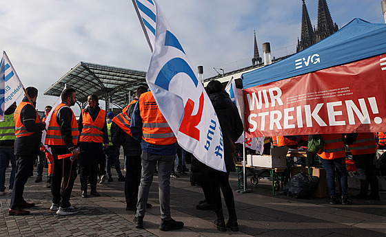 Zamstnanci eleznic protestují ped hlavním nádraím v Kolín nad Rýnem bhem...