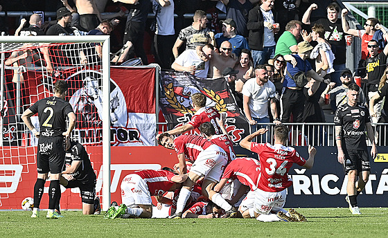 Pardubití fotbalisté se radují z gólu v utkání proti Hradci Králové.