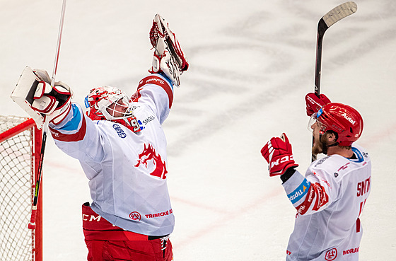 Tinecký gólman Ondej Kacetl (vlevo) slaví tetí výhru ve finále extraligy.