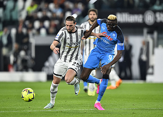 Záloník Adrien Rabiot z Juventusu (vlevo) a napadající Victor Osimhen z Neapole