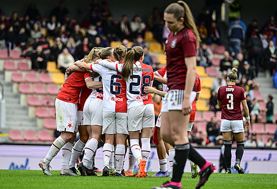 Fotbalistky Slavie se radují z gólu v derby proti Spart.