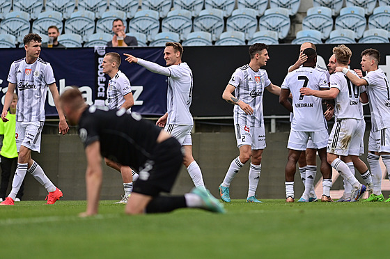 eskobudjovití fotbalisté se radují z gólu v utkání proti Jablonci.