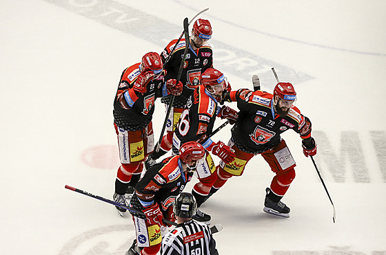 Hradetí hokejisté se radují z trefy obránce Bohumila Janka (72).