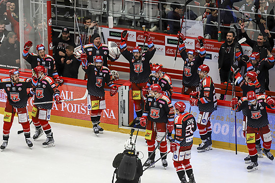 Hradetí hokejisté oslavují první výhru v extraligovém finále.
