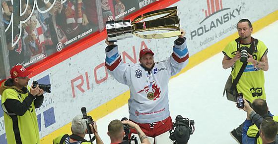 Branká� T�ince Ond�ej Kacetl si u�ívá chvilky s Masarykovým pohárem pro...