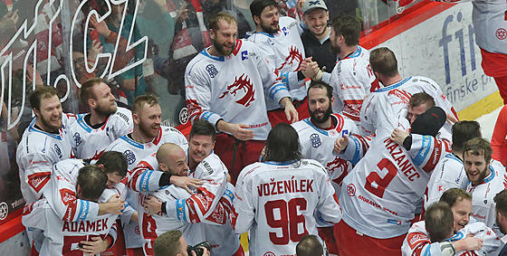 Hokejisté Tince bouliv oslavují zisk tvrtého extraligového titulu v ad.