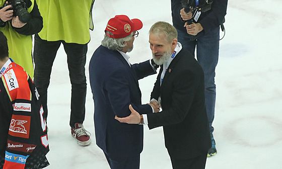 Podání rukou mezi tineckým kouem Zdekem Motákem a hradeckým trenérem Tomáem...