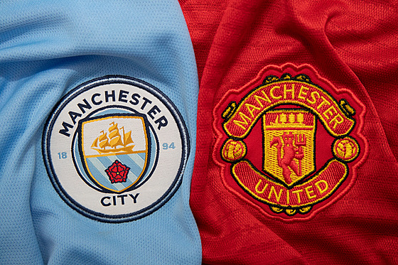 Znaky dvou manchesterských fotbalových klub United a City.