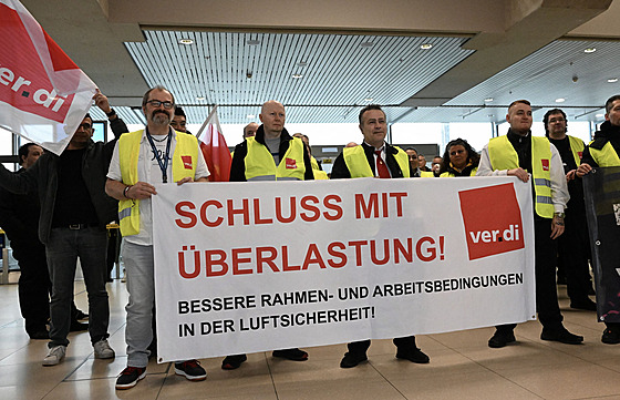 Zaměstnanci odborového svazu Verdi shromáždění na letišti Kolín nad Rýnem-Bonn...