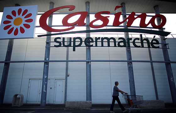 Logo francouzského maloobchodního etzce Casino ped supermarketem v Nantes,...