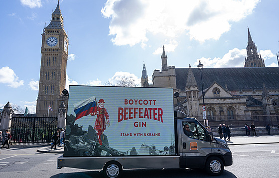 Britové a Ukrajinci vyzývají k bojkotu ginu Beefeater poté, co jeho vlastník,...