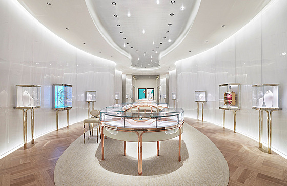 Interiér klenotnické prodejny znaky Tiffany & Co. v New Yorku (25. dubna 2023)