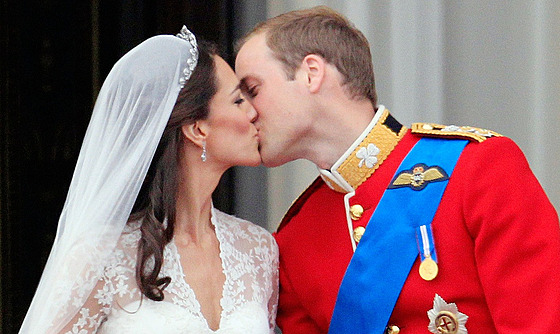 První manelský polibek prince Williama a jeho eny Kate na balkon...
