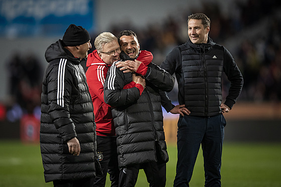 Sparanský trenér Brian Priske (vpravo) se svými asistenty Larsem Friisem a...