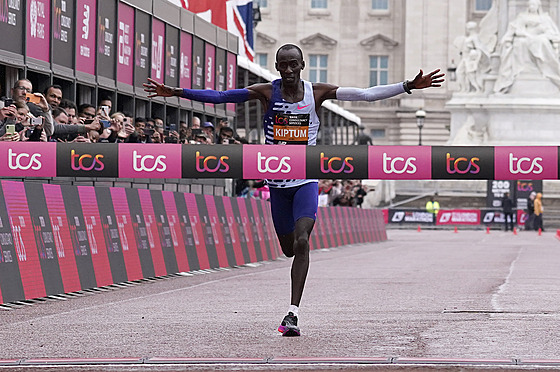 Kean Kelvin Kiptum dobíhá do cíle Londýnského maratonu.