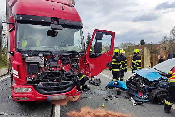 Nehoda osobního vozu a kamionu v obci Bleno na Královéhradecku. (25. 4. 2023)