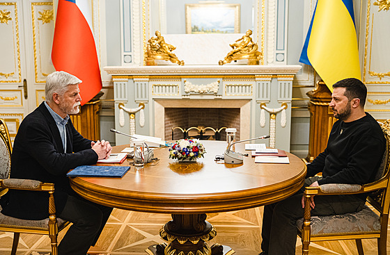Prezident Volodomyr Zelenskyj (vpravo) prezidenta Petra Pavla (vlevo) ujistil,...