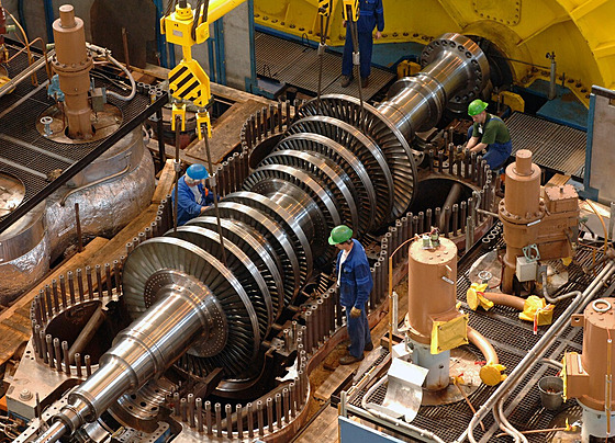 Pracovníci ukládají vysokotlaký rotor do turbosoustrojí na druhém bloku jaderné...