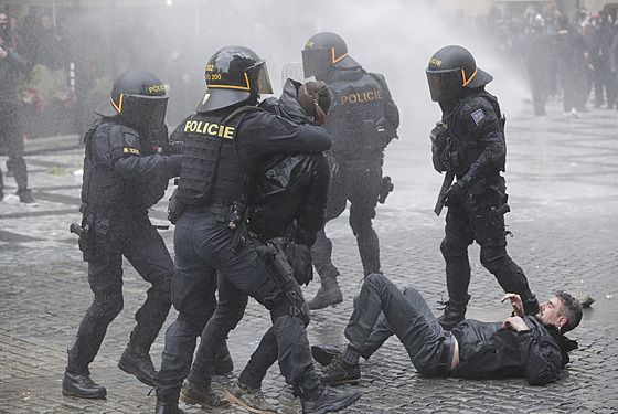 Policisté rozhánjí dav protestujících na koních. Demonstrace se zmnila v...