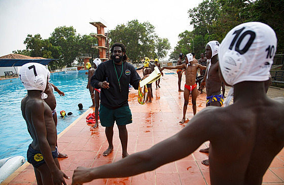 Prince Asante Sefa-Boakye pi tréninku vodního póla v Ghan.