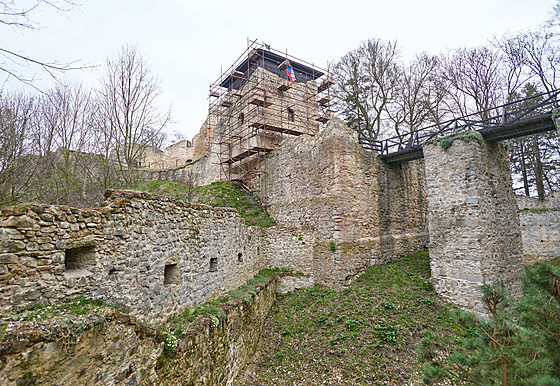 Z�ícenina hradu Lukov (duben 2023)