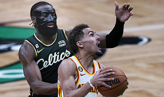 Trae Young (vlevo) z Atlanty bránný Jaylenem Brownem z Bostonu.