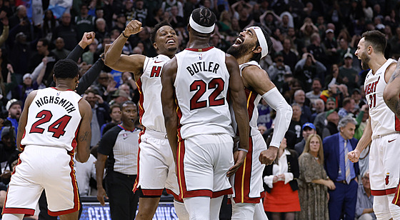 Basketbalisté Miami se radují z postupu pes Milwaukee.