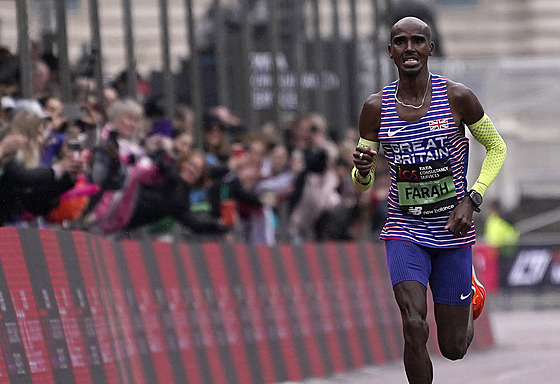 Mohamed Farah pi svém posledním maratonu v Londýn