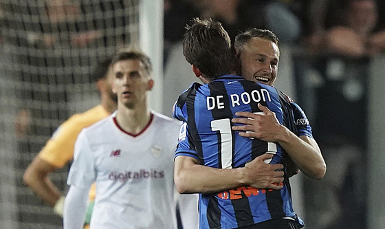 Teun Koopmeiners (vpravo) z Atalanty Bergamo slaví gól proti AS ím.