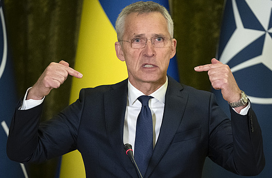 Generální tajemník NATO Jens Stoltenberg p�i náv�t�v� ukrajinského prezidenta...
