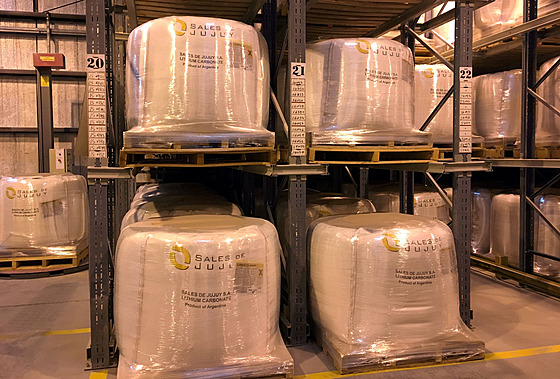 Balíky uhliitanu lithného v argentinské továrn (8. listopadu 2017)
