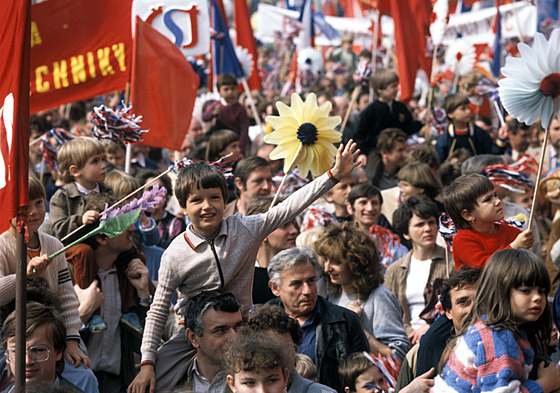 Archivní snímek z 1. kvtna 1986 - tehdy se prvomájového prvodu zúastnilo 220...