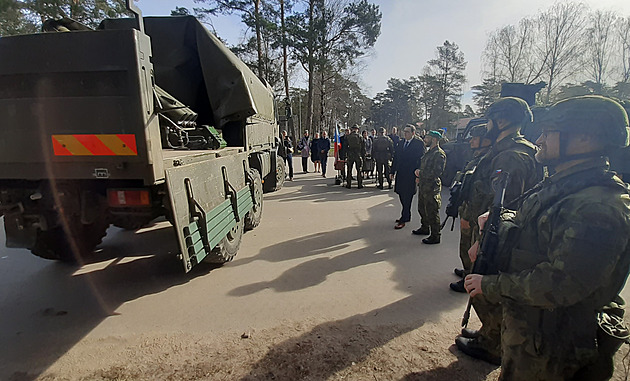 Po krk v písku a bez piva. Čeští sapéři v Pobaltí čekají na Rusy