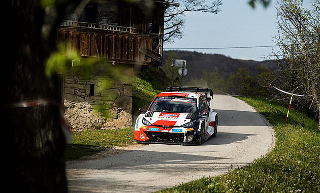 Po Neuvilleově havárii vede Chorvatskou rallye po druhé etapě Evans