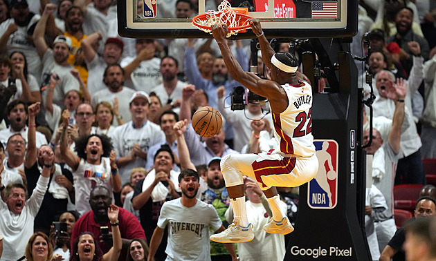 Miami je v NBA krok od senzace, Butler nastřílel 56 bodů, uspěli i Lakers