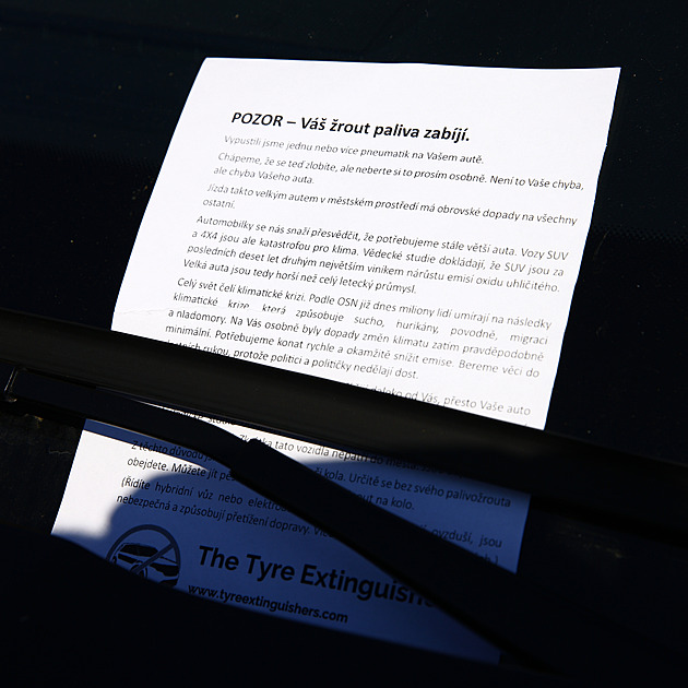 Nový terč klimaaktivistů: obyčejní řidiči. Hněv dopadá i na elektromobily