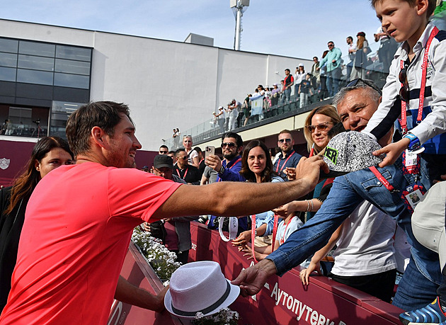 Jak netradičně potěšit tenisty. Oslava se psem, auta i kráva jako dárek